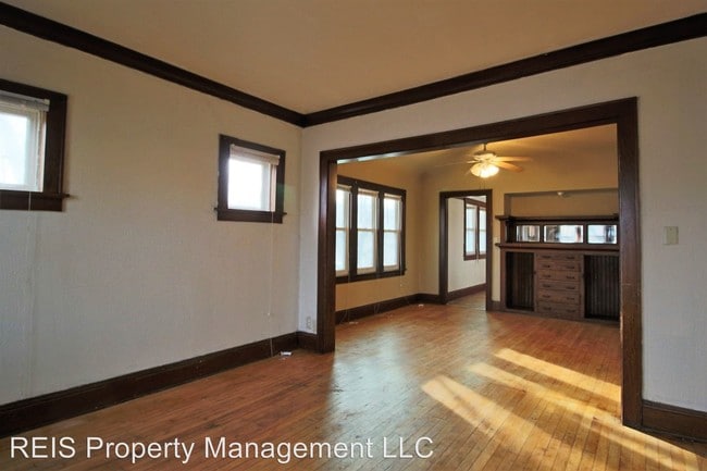 Building Photo - 623 W Capitol Dr