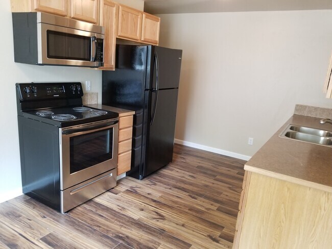 Foto del edificio - Spacious & Updated 3 bedrooms +large rec room 2 baths, landscaped