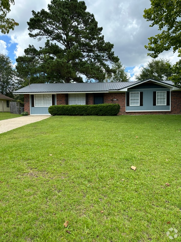 Building Photo - 2211 Shannondoah Dr