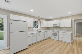 Building Photo - 104 Hilltop Dr