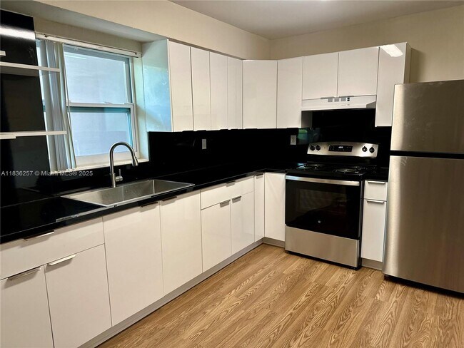 Foto del edificio - 941 NE 170th St