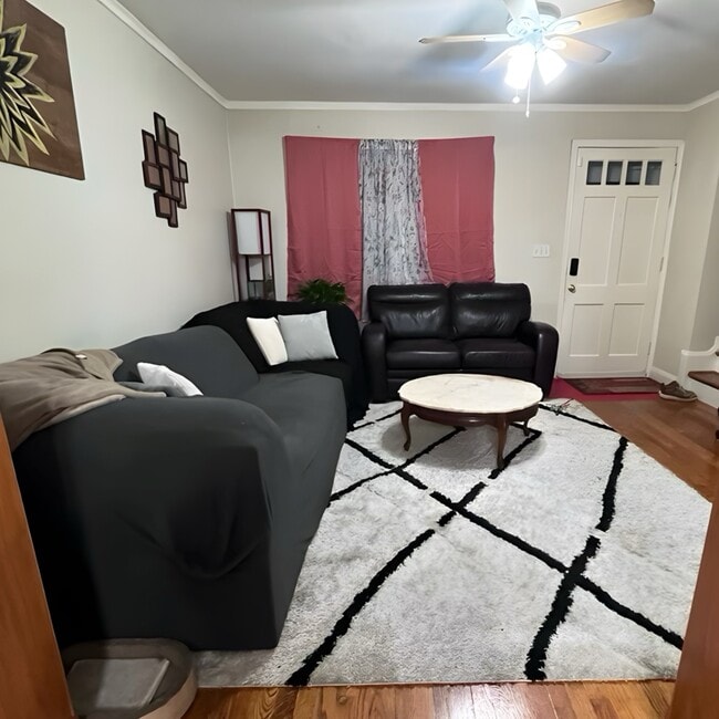 Living Room / Family Room - 1745 Amuskai Rd