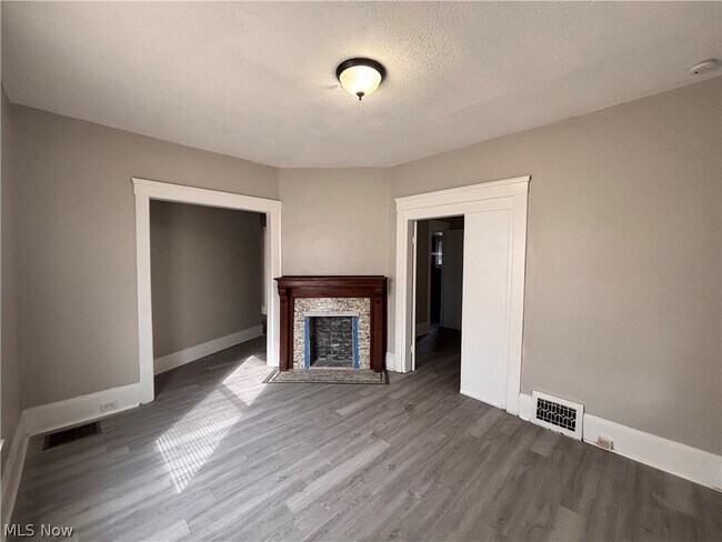 Foto del edificio - 7411 Cornelia Ave