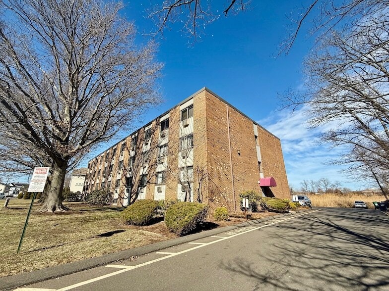 Primary Photo - 1168 Main St