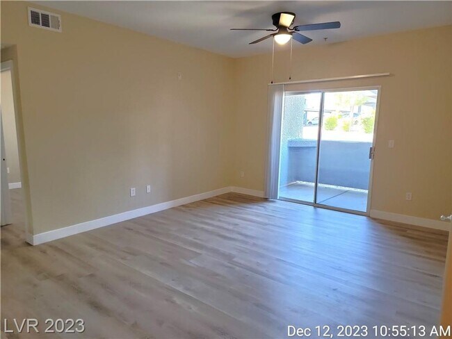 Building Photo - GORGEOUS 1st FLOOR UNIT IN NW GATED COMMUN...