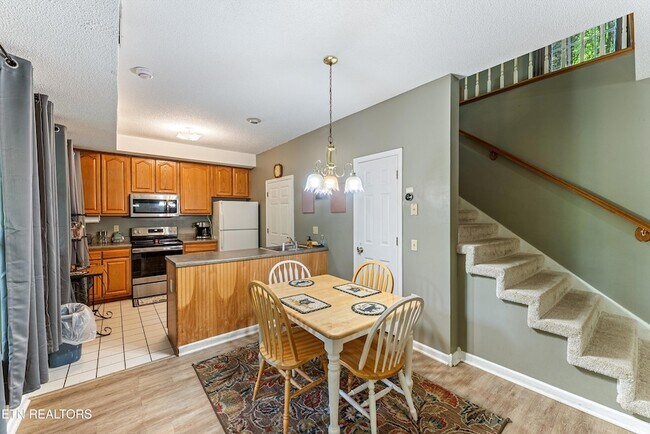 Foto del edificio - 1052 Twin Oaks Rd