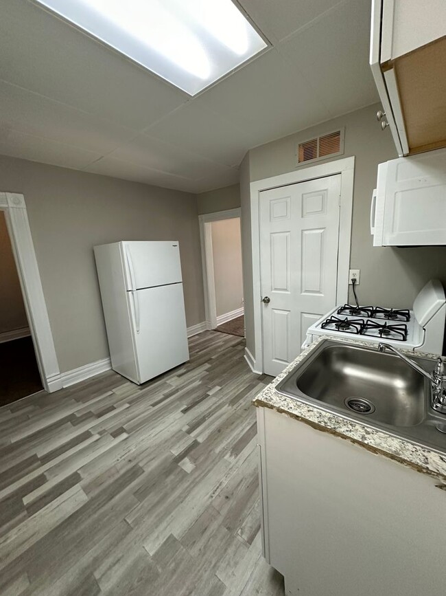 Building Photo - Experience Downtown Living in our 2 bed 1 ...