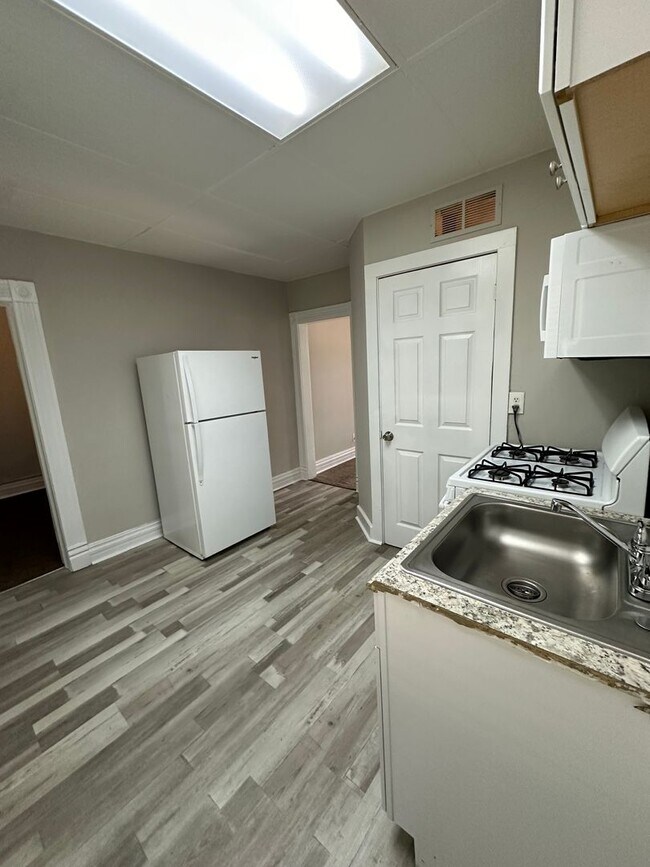 Building Photo - Move into this beautiful 2 bed 1 bath apar...