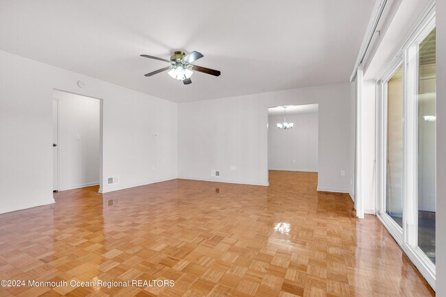 Foto del edificio - 151 Spring Lake Garden Ct