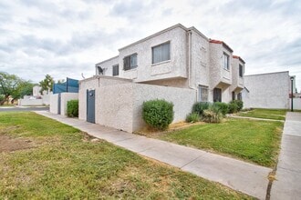 Building Photo - 5214 N 42nd Ln