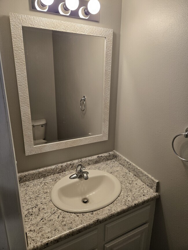 Medio baño - 3000 SE 20th St