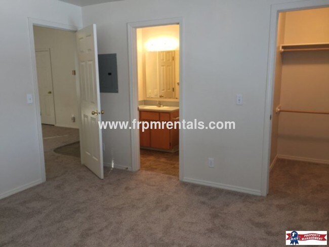 Building Photo - Large 2 Bed 2 Bath Upper Level Apartment