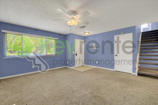 Foto del edificio - 7005 Woodside Dr