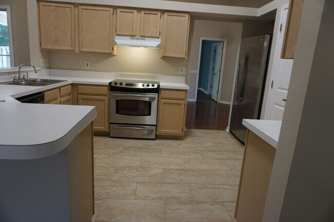 Foto del edificio - 4 Bedroom 2 Bathroom Home with Garage