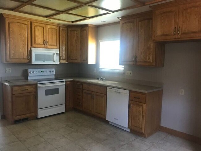 Building Photo - Don't miss this wonderful spacious home!