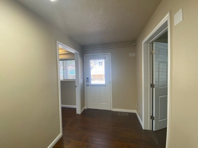 Foto del edificio - *utilities included* Three bedroom apartme...