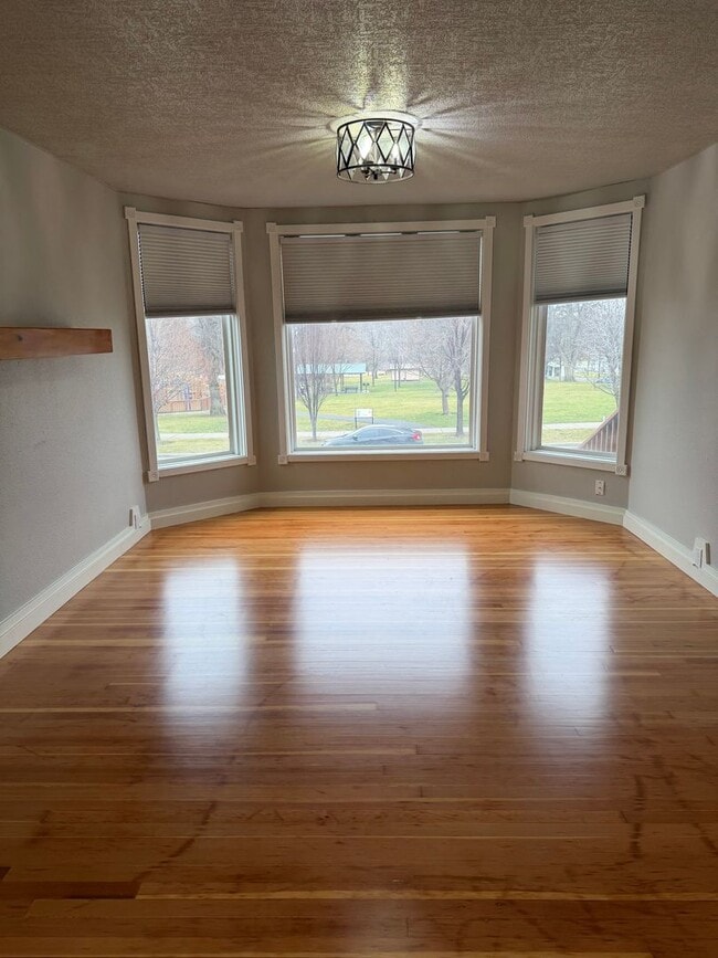 Foto del edificio - 5 bedroom house next to park