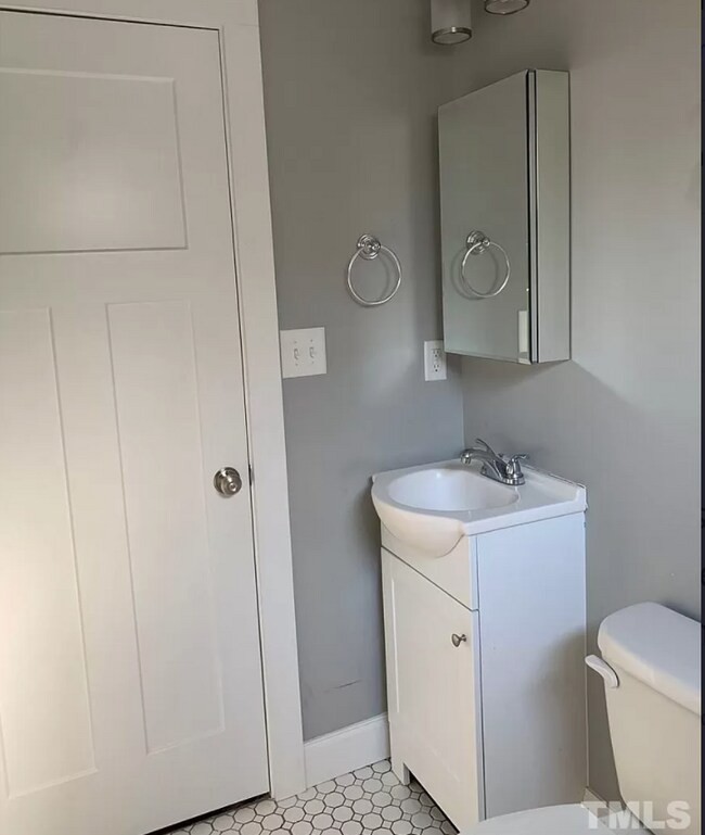 Full Bath - 916 Exum St