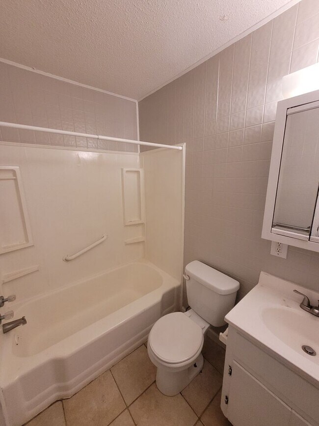 Foto del edificio - $595 - 1 bedroom/ 1 bathroom - Duplex.
