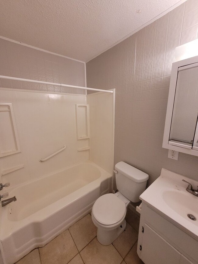 Building Photo - $595 - 1 bedroom/ 1 bathroom - Duplex.
