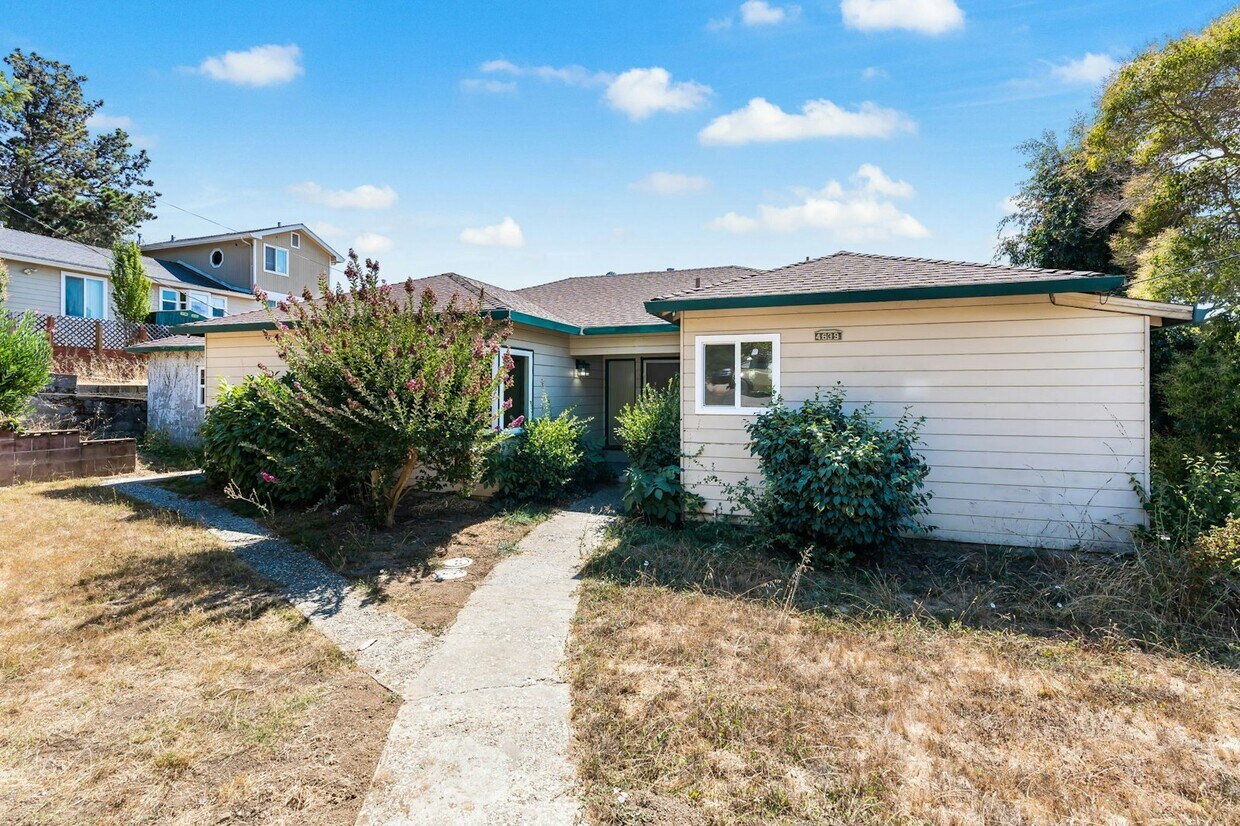 Foto principal - 4639 James Ave