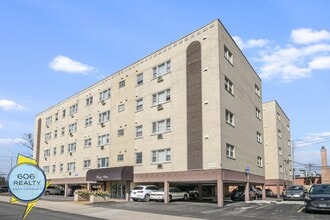 Building Photo - 3001 N Thatcher Ave