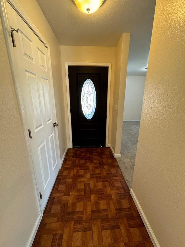 Building Photo - REDUCED!!!  3 Bedroom 2 Bath in Mature Nei...