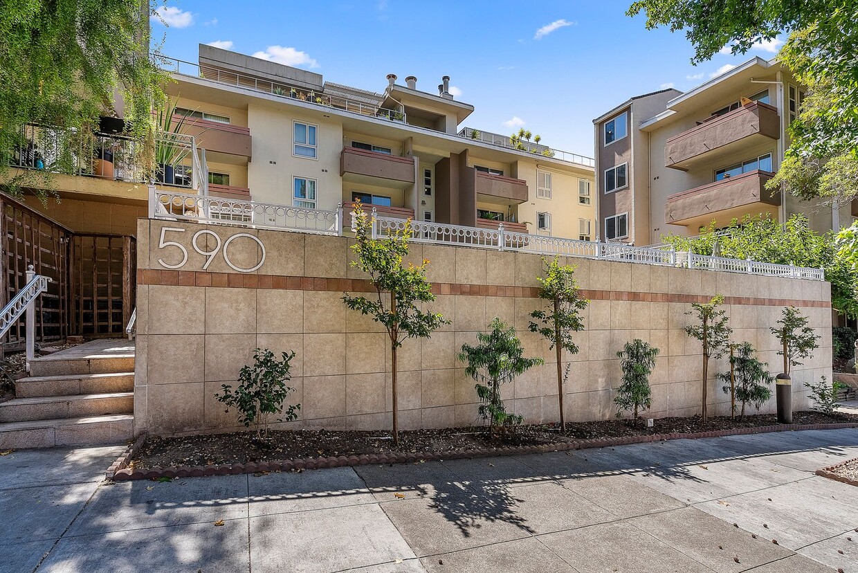 Foto principal - Best Building on the Block! 1 Bedroom Cond...