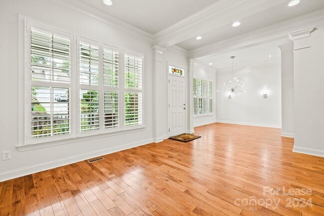 Foto del edificio - 7005 Holly Grove Ct