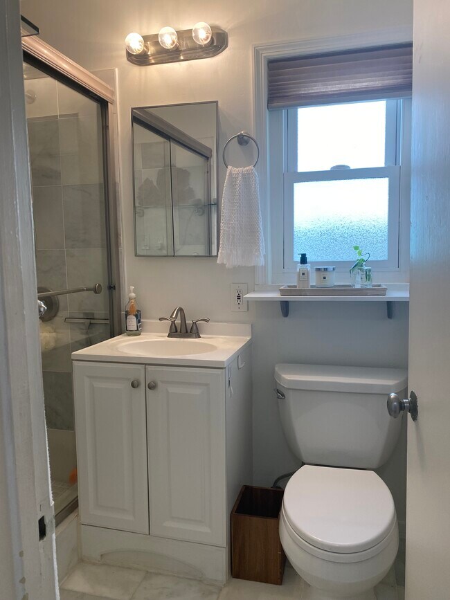 Baño - 212 5th St