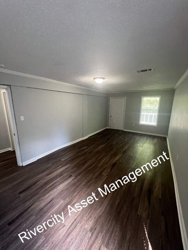 Building Photo - BEAUTIFULLY RENOVATED 5 BEDROOM HOME!!!! S...