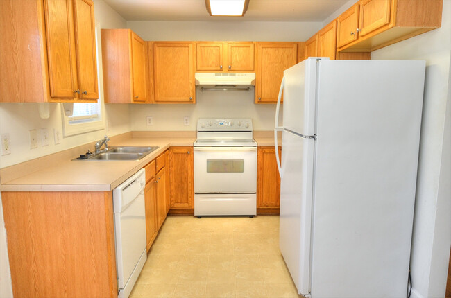 Building Photo - Three Bedroom House in Hillsborough - Avai...