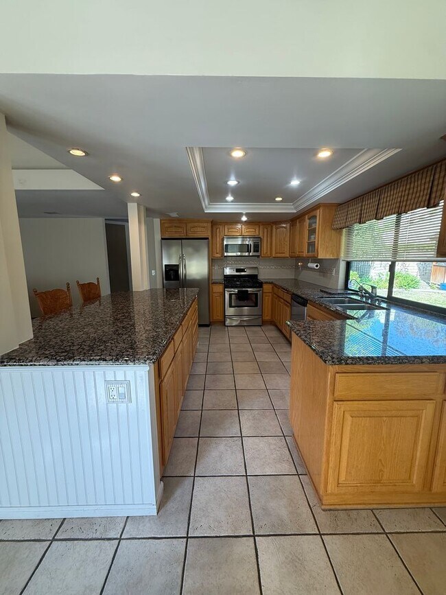 Building Photo - First time rental in a terrific East Simi Valley neighborhood.