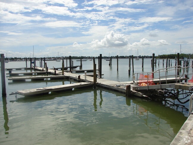 Building Photo - Bayshore Yacht & Tennis Club