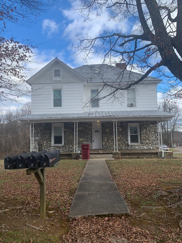 Primary Photo - 729 E Maple St