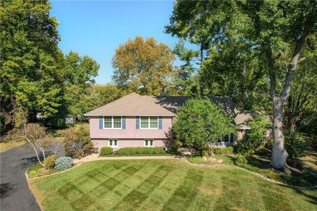 Building Photo - Rare lease opportunity in Leawood + Spacio...