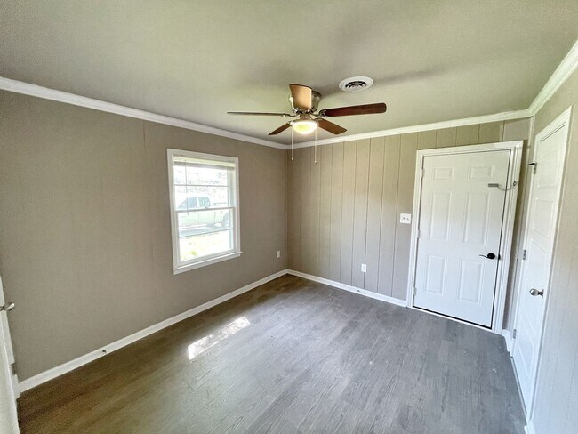 Building Photo - Newly Renovated Home!