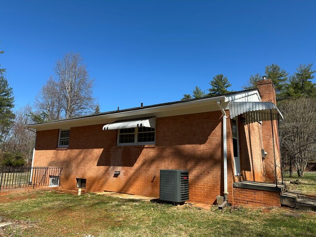 Building Photo - Garth Road House