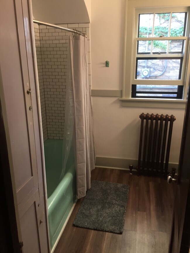 Baño en la planta baja - 118 Pine St