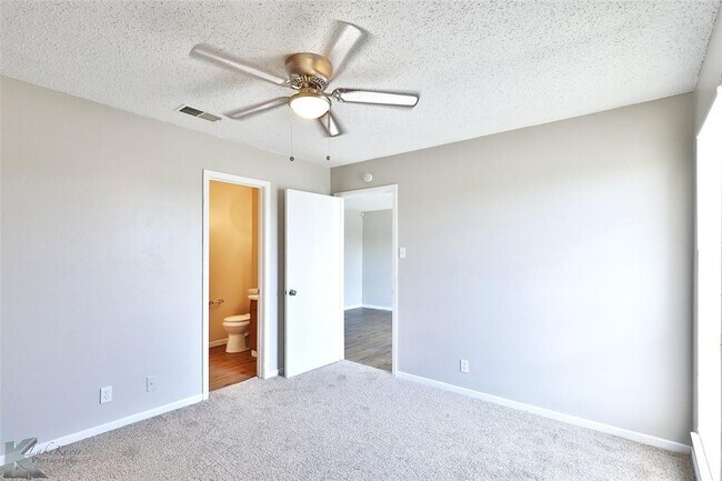 Building Photo - 726 Redbird Ln