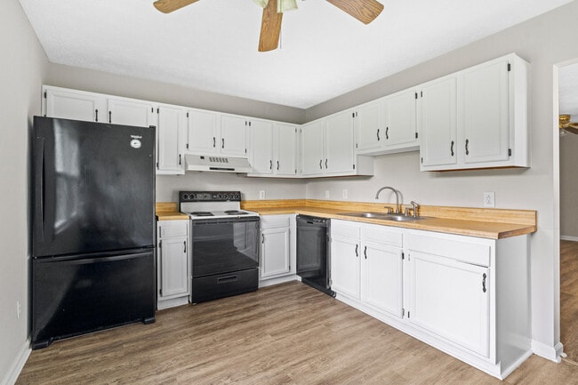 Building Photo - 230 Donalynn Dr