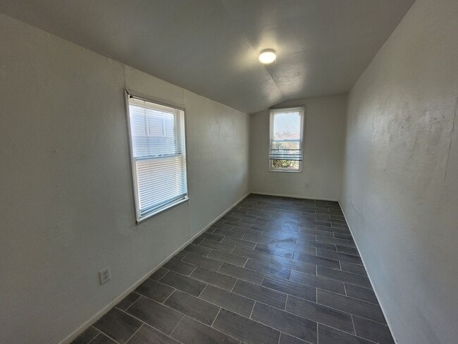 Building Photo - 383 S 7th Ave