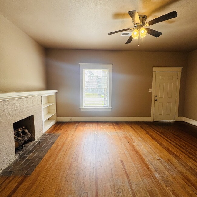 Building Photo - "Charming 3-Bedroom Port Arthur Home with Warm Hardwood Floors – 1237 Sq Ft of Comfort!"