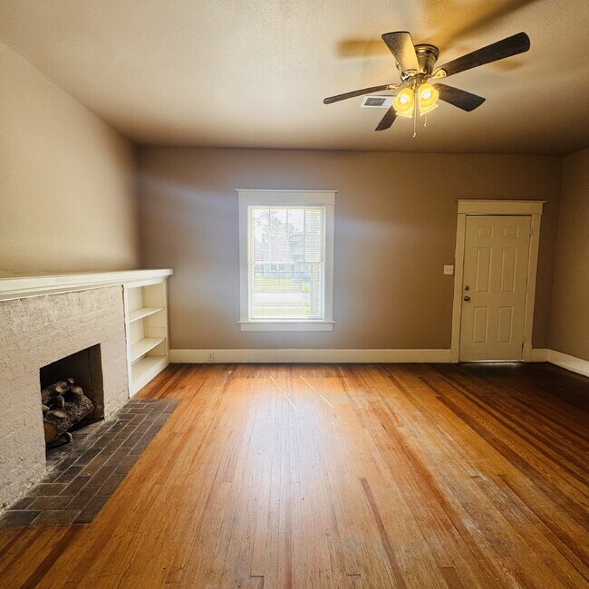 Foto del edificio - "Charming 3-Bedroom Port Arthur Home with Warm Hardwood Floors – 1237 Sq Ft of Comfort!"