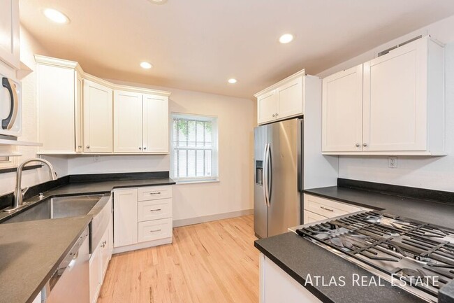 Foto del edificio - Stylish 3 BR townhome @ great location! NO...