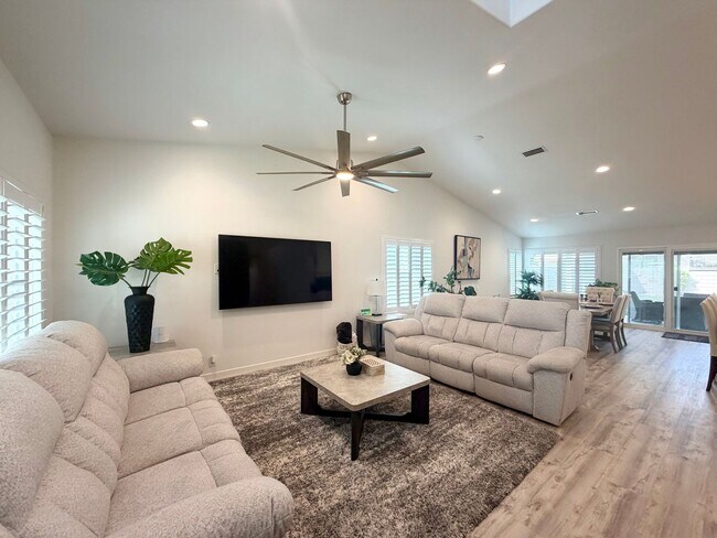 Foto del edificio - AVAILABLE NOW!! GORGEOUS 4 Bedroom 2 Bathroom Home in La Quinta.