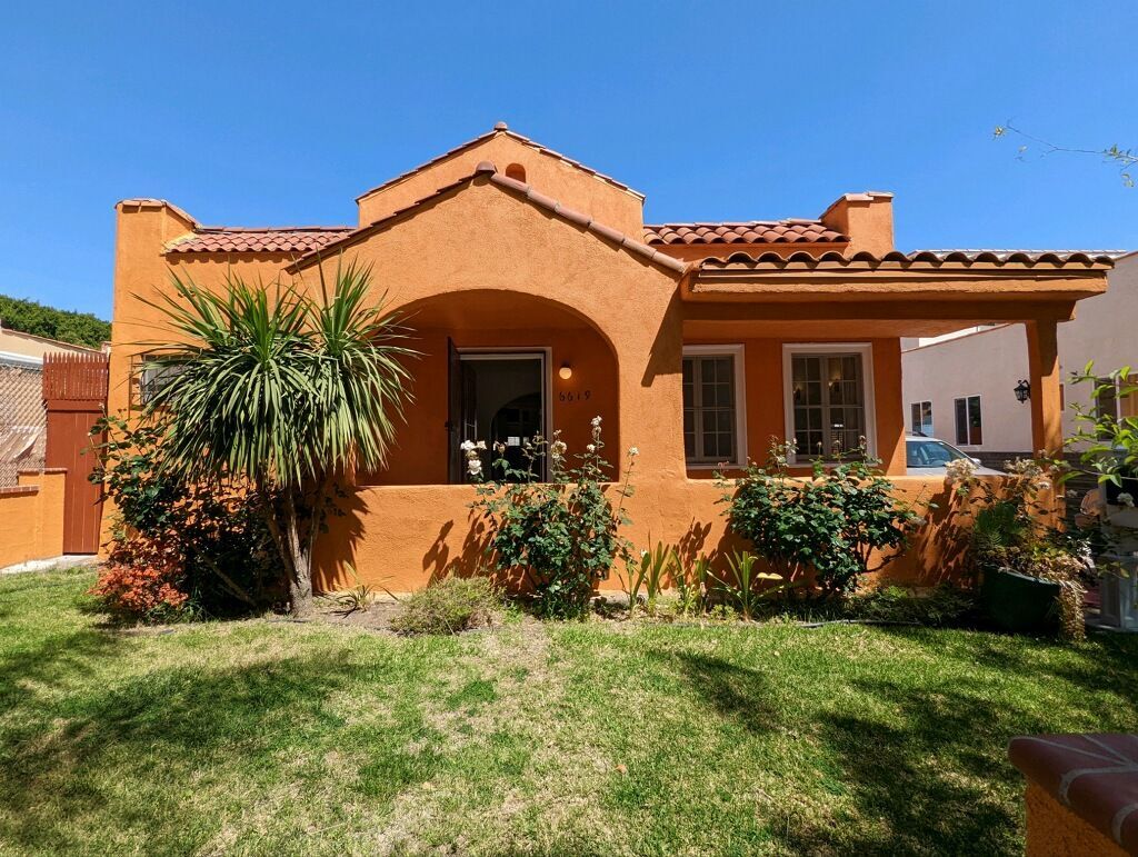 Foto principal - 6619 Willoughby Ave