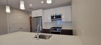 Building Photo - 425 LaGrange St