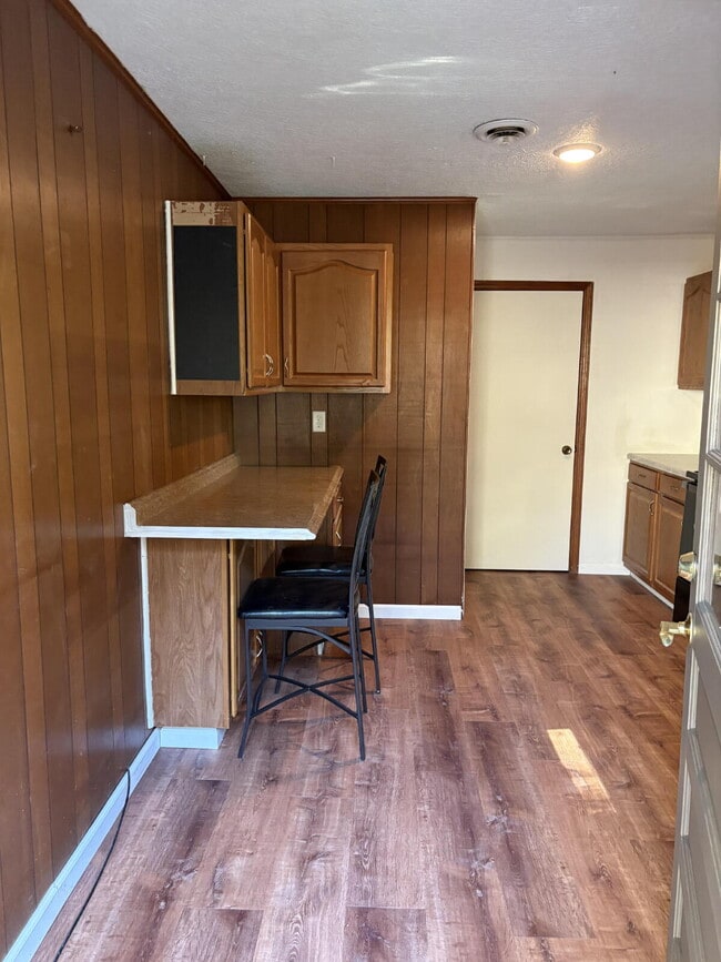 Building Photo - Great One Bedroom Furnished Apartment in H...