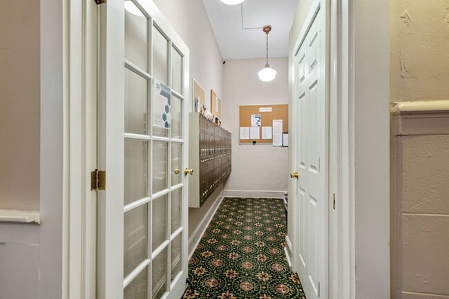 Building Photo - Charming Trolley Square Unit